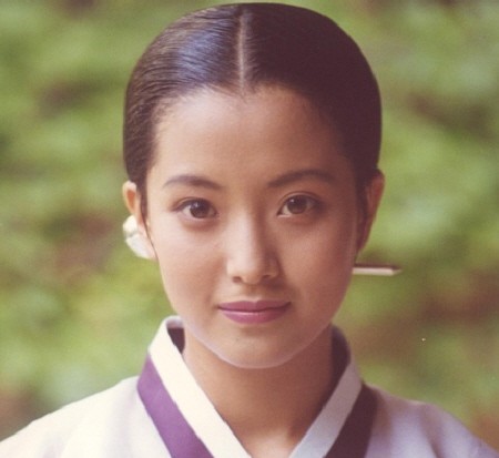 Gương mặt thanh tú, chiếc mũi dọc dừa xinh xắn, đôi mắt to long lanh, Kim Hee Sun mang vẻ đẹp của những mỹ nhân trong tiểu thuyết. (Ảnh: kenh14)